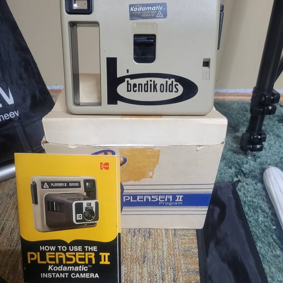 Black Tripod with White Umbrella Kit - Picture 3 of 9